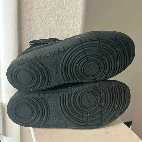 Nike Boys Kids Court Borough Black Mid 2 Basketball Shoes CW5868-001 Size 2.5Y - Picture 8 of 9